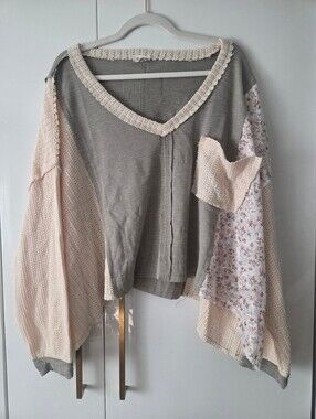 POL V Neck Floral Patch Ribbed Top